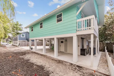 Steps to the Beach! Your Beach Getaway Awaits! Your Search Is Over!!