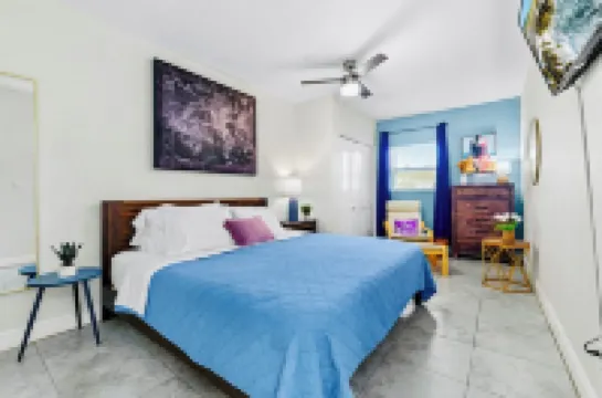 Spacious 4Br Retreat in Tampa Family & Pet-Friendly Hotels in Palm River-Clair Mel