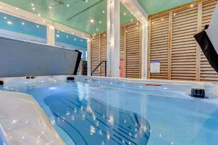 Massive Swimspa ~ Ocean Views ~ Short Walk to Beach ~ Starlink Internet ~ Games