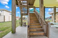 Fenced Yard ~ Cargo Lift ~ Fire Pit ~ 3-minute walk to beach!