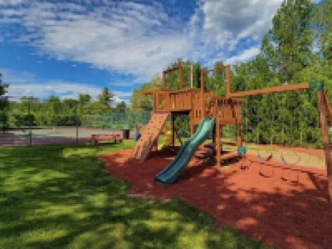 Adorable, updated condo. Walk to Weirs Beach. Near Bank of N.H.Pavilion. Hotels in Laconia