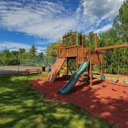 Adorable, updated condo. Walk to Weirs Beach. Near Bank of N.H.Pavilion.
