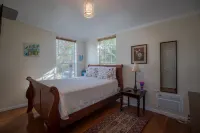 Comfy and Cozy 5 min walk to the Gulf in Historic District