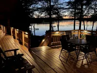 Stunning, Cozy Lake House with 680 feet of shoreline Hotels in Newbold