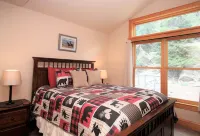 Large Home1blk to Hot Springs Pool, wraparound deck, Cinema Room, parking for 7