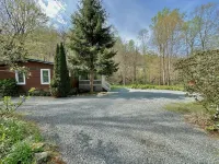 'Got Rocks' 1 acre on Watauga River, Gazebo, Flat yard, Close to Golf Courses