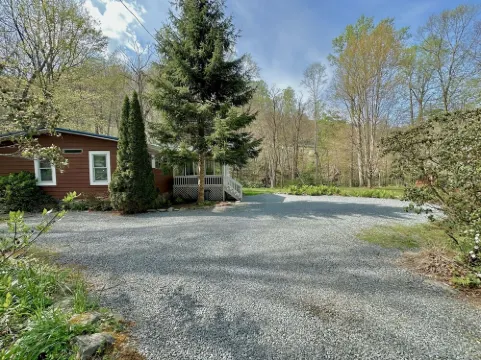 'Got Rocks' 1 acre on Watauga River, Gazebo, Flat yard, Close to Golf Courses