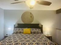 Cozy loft Centrally Located 1 Bedroom Loft with Gated Pool and Wifi Hotels in 