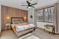 Pocono Dream Chalet- HOT TUB/GameRoom/Lake & Pool Access/ Fireplace / Firepit