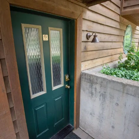 Walk to Downtown! 2-bedroom with mountain views