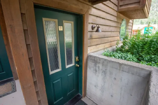 Walk to Downtown! 2-bedroom with mountain views