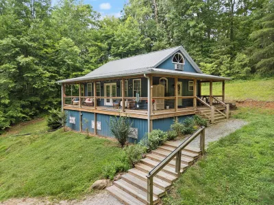 Robins Nest nestled on Nolin Lake! Boat parking onsite & close to the boat ramp! Отели рядом с достопримечательностью «Мамонтова пещера»