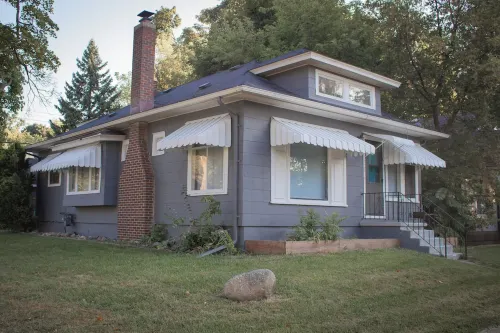 Charming 3-bedroom house with AC and WiFi in lovely Lansing