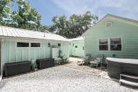 Spacious, Pet friendly Cottage in Gulfport.
