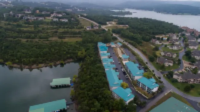 Beautiful 2BR/2BA Penthouse Condo Overlooking Table Rock Lake!