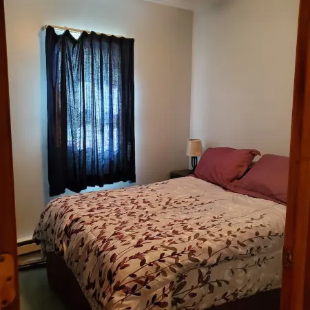 Sunset cottage complete w/large deck, fire pit and mins away from public beach