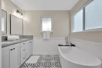 2-bedroom vacation home walking distance to Fashion Island Hotel dekat Newport Beach California Temple
