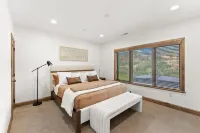 Hot tub, 2 primaries, 180° view of Deer Valley, 1GB wifi, pets welcome