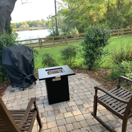 Private lakeside cabin with fire pit, GAME ROOM, kayaks.