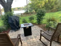 Private lakeside cabin with fire pit, GAME ROOM, kayaks.
