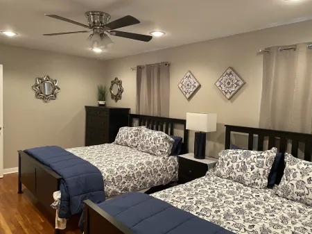 Comfortable home in the heart of Conroe, Texas and minutes away from Lake Conroe Отели в г. Конро