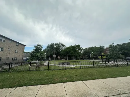 Penthouse Condo in Chicago featuring Zero Gravity Massage Chair Отели рядом с достопримечательностью «Музей науки и промышленности»