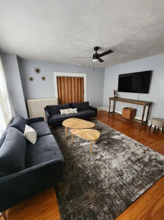 Spacious luxury 3 bedroom apartment Отели рядом с достопримечательностью «Lambda Chi Alpha»