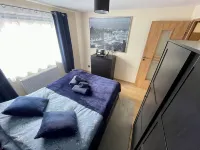 Charming 4-Bed Home, Priv Entrance, Garden, Modern Kitchen, Spacious Living Area Hotels near The Pig Place