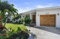 Jungle house Heated Salt pool, 5 min away from the beach! Hotels near Boynton Beach station