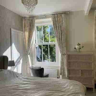 Newly refurbished 2 bedroom, 2 bathroom apartment right in the heart of Grasmere Rooms