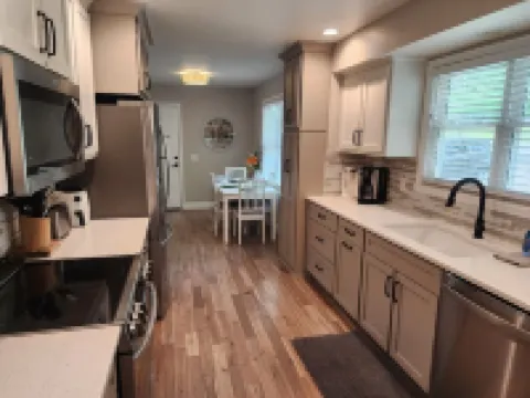 Renovated 3BR/2bath Ranch Near Hospital-Ideal for Families & Medical Stays Hotels in Shawnee