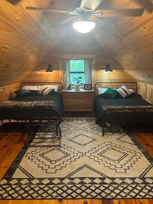 Rustic Ridge- A cozy 2-bedroom+loft cabin outside Elijay w/hottub, firepit.