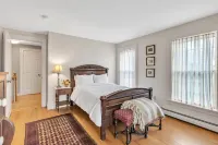 18th century 3-bedroom renovated farmhouse in peaceful Whately with WiFi, AC