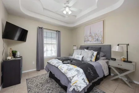 The Parisian Keyless Condo 4 min from Airport and Hospitals