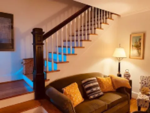 Scarborough Fair walk to downtown two story apt