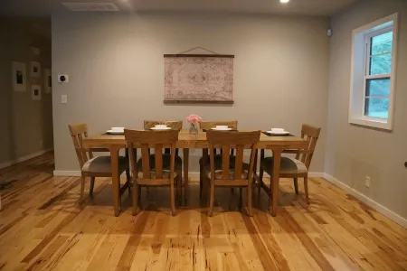 New listing!  3-bedroom, 2-bath house less than 1 mile to OU Football stadium Отели рядом с достопримечательностью «STASH»