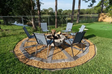 Newly Built in 2023! 2 hole Putt-Putt, Fire-Pit, Huge Fenced Backyard, Lake View