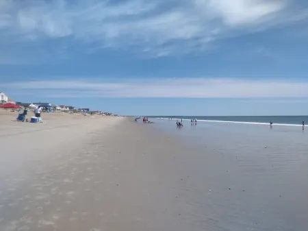 Steps to Beach Entrance #7, 1st floor, 2 Bedrooms, King Bed, Private deck/grill Отели рядом с достопримечательностью «Pines Camping Area»