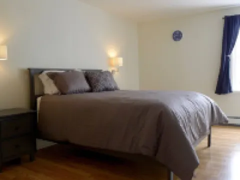 Stylish 2BR Retreat Steps from Thayer gate FREE private parking/WiFi Hotels in Highlands