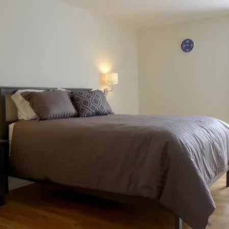 Stylish 2BR Retreat Steps from Thayer gate FREE private parking/WiFi