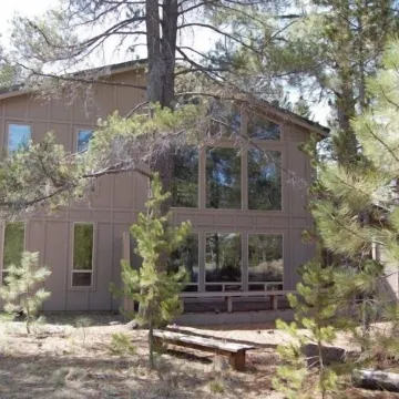 Tranquil, well-kept Cabin with Log Furniture & SHARC passes at 1, Whistling Swan