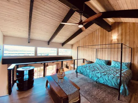 Experience Newport in the heart of the Harbor District with incredible sunsets Отели рядом с достопримечательностью «Порт оф Ньюпорт - Коммершиал Марина»