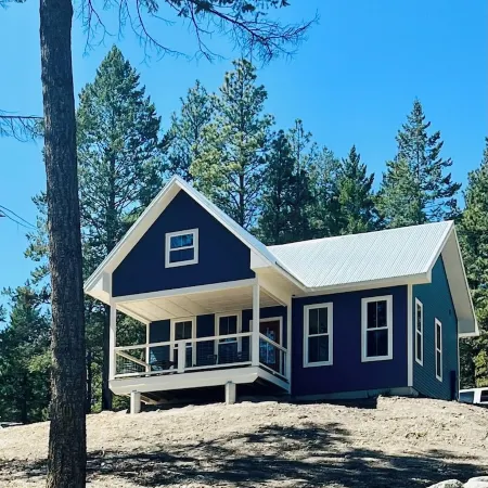 Grand Opening Pricing! Cozy 1 Bedroom Cabin with views of Flathead Lake