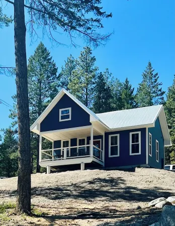 Grand Opening Pricing! Cozy 1 Bedroom Cabin with views of Flathead Lake Отели в г. Лейксайд