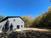 Spacious cabin minutes from recreational trails & Round Lake