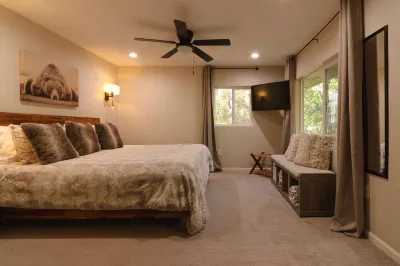 ♨ Acre Retreat w/ HotTub ♨ Secluded in the National Forest ♨ 9mi to downtown ♨