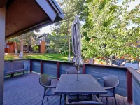 Perfect Ski Vacation - Large Condo with 4 Ensuite Bed/Bath w/ Hot Tub & Grill