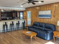 Quiet pet friendly country home a few miles from Lake Erie & Cedar Point Hotels in Berlin Township