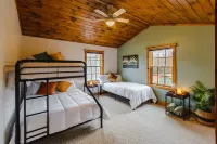 Adirondacks Getaway - Hiking Trails - Sauna - 5-Min from Lake - Pet-Friendly