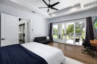 NEW! Lakefront luxury - pool, hot tub, game room, pets, sleeps 30! Hotels near Polmedia Polish Pottery